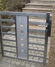 Gartentor mit Granitsäulen