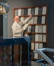 Materialberatung für exklusiven Innenausbau bei Möbel Schmitz in Trier. Wählen Sie aus edlen Stein-, Holz- und Oberflächenmustern für Ihre individuelle Küchenplanung und maßgefertigte Einrichtung.
