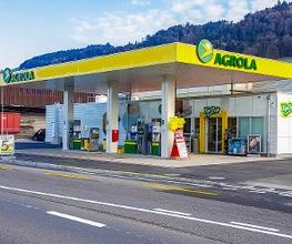 AGROLA Tankstelle in Root, Luzern mit TopShop, Überdacht; 3 Tanksäulen; mit SwissLotto Schild