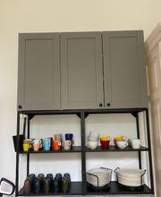 Regale in der Küche mit Tassen und Tellern.