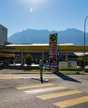 AGROLA Tankstelle mit LAVEBA Shop in Buchs; im Vordergrund Fussgängerstreifen mit Strassenkreuzung; im Hintergrund liegt Tankstelle