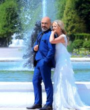 Brautpaar im Schlosspark am Brunnen