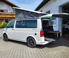 VW California Beach Camper mit aufgestelltem Dach und Markise – mieten in Aiterhofen bei Straubing