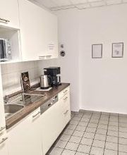 Küche mit Küchengeräten und Kühlschrank