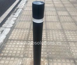 Pilonas de PVC 100% reciclables fijas con tubo de hierro en el interior y con banda blanca de pintura reflectante homologada por tráfico y esferillas para aumentar considerablemente su visibilidad.