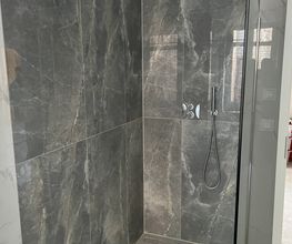 badfliesen walk in dusche.jpg
