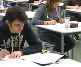 Die Kerschensteinerschule bietet ein breites Angebot von über 30 Berufsausbildungen in verschiedenen Fachrichtungen, inklusive Vollzeit-, Teilzeit- und Blockunterricht. Die Schule beherbergt zudem ein Technisches Gymnasium mit Fokus auf Angewandte Naturwissenschaften, das Schülerinnen und Schülern in drei Jahren auf das Abitur vorbereitet. Absolventen haben die Chance, Zusatzprüfungen in Chemisch-Technischer Assistenz, Physikalisch-Technischer Assistenz oder Pharmazeutisch-Technischer Assistenz abzulegen.
Die Kerschensteinerschule zeichnet sich durch motivierte Lehrer mit umfangreicher Berufserfahrung aus und legt großen Wert auf Qualität durch pädagogische Teams im Lernfeldunterricht. Zudem sind die Einrichtungen der Schule, einschließlich Werkstätten, Labors und PC-Räume, auf dem neuesten Stand der Technik.