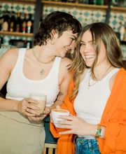 We are Mauritius, gutes Essen schmeckt noch besser, wenn man es teilt! Lachen, anstoßen, genießen – genau so geht ein perfekter Tag im Mauri. Ob mit der Crew, der Family oder deinem Lieblingsmenschen – hier dreht sich alles um gemeinsame Genussmomente.