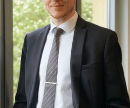 Daniel Ostermann Portrait - Fenster nah-min.jpg