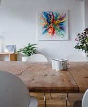 Ein Tisch mit Blumengedeck und Kaffeetassen