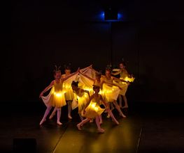 Gruppentanz auf der Bühne - Tanz im Hof Pavlina Cerna | Tanzschule in Essen