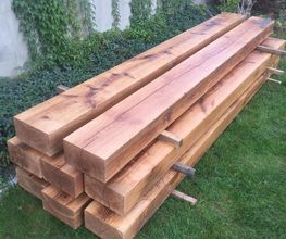 Spezialisten für Massivholzprodukte und Natursteinprodukte für den Innen und Aussenbereich.
Ob für Handwerker oder Händler, Architekten oder Bauherren, wir garantieren Ihnen unkomplizierte, reibungslose & kompetente Zusammenarbeit & beraten Sie gerne telefonisch oder persönlich über die verschiedenen Eigenschaften von Eiche oder Naturstein.
Wir sind spezialisiert in dem Verkauf von erstklassigem Eichenholz und hochwertigen Steinen für eine Vielzahl von Projekten. Unsere Eichenholzprodukte, von stabilen Balken bis hin zu eleganten Terrassen-Dielen, bieten die ideale Grundlage für robuste Konstruktionen und ästhetische Designs wie Holztreppen, Holzpergolen, Holzstegge oder Holterrassen. Ebenso sind unsere Sandsteinprodukte eine exzellente Wahl für Terrassenplatten, die jedem Aussenbereich einen Hauch von Natur und Eleganz verleihen.