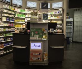 Pharmacie-Amavita-La-Broye-caissier
