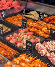 Frischetheke
Herzhaft, köstlich, typisch Cohrt – so schmecken unsere Fleisch- und Wurstwaren. Hochwertige Zutaten und viel Liebe gehören zum Erfolgsrezept und machen Fleisch zu einem der kostbarsten Lebensmittel.

Daneben erwartet Sie ein umfangreiches Angebot an Aufschnitt sowie selbst hergestellten Salaten und Antipasti.