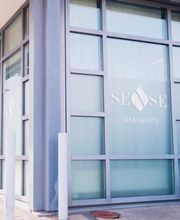 Außenansicht der Praxis Sense Treatments in Zollikerberg – Physiotherapie, Podologie und ästhetische Behandlungen