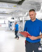 Technik
Die Mitarbeiter der Technik sorgen für die regelmäßige Wartung und Instandsetzung aller technischen Anlagen und kümmern sich um viele Kleinreparaturen, damit alles reibungslos funktioniert.