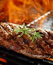 FRISCHETHEKE
Herzhaft hessisch – Genuss ist unser Handwerk. Hochwertige Zutaten und traditionelle Rezepte machen Wurst- und Fleischwaren zu einer besonderen Gaumenfreude. Grillfreunde sind Feuer und Flamme für köstlich marinierte Steaks und Bratwürste. Oder wie wäre es mit dem besonderen Sonntagsbraten? Fertig gewürzt brauchen Sie ihn nur noch in den Ofen zu schieben. Lust auf eine Extra-Wurst? Egal ob fettreduziert, saisonal oder DLG-prämiert – unsere Wurst-Spezialitäten bieten Geschmack von Ende bis Ende. Dazu Salate aus eigener Herstellung.