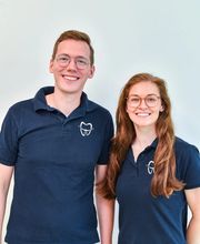 Freundliches Team der Kieferorthopädie Dr. Lukas Mertens in Bergheim – Ihre Experten für Zahnspangen und moderne Kieferorthopädie.