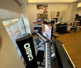 Wir sind Fachhändler für CASIO Digital Pianos. Probieren Sie bei uns die digitalen Instrumente und finden für sich heraus, was zu Ihnen passt. Wir beraten Sie gerne.