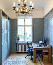 Die alte Bibliothek strahlt durch einige Veränderungen jetzt im neuen Glanz und zeigt, wie Modernität durch Farben und Details eine riesige Veränderung bewirken kann.