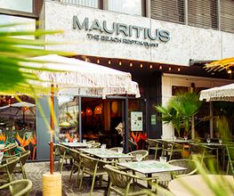 We are Mauritius, gutes Essen schmeckt noch besser, wenn man es teilt! Lachen, anstoßen, genießen – genau so geht ein perfekter Tag im Mauri. Ob mit der Crew, der Family oder deinem Lieblingsmenschen – hier dreht sich alles um gemeinsame Genussmomente.
