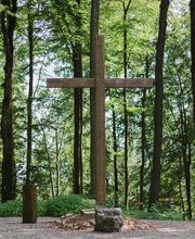 Zentraler Ort des Erinnerns und Gedenkens im FriedWald Elisenruhe ist der Andachtsplatz.