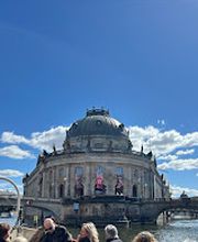 Blick vom Boot von FLAGSHIP.BERLIN auf das Bodemuseum auf der Berliner Museumsinsel.