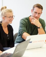Ströer Online Marketing Kollegen am Arbeitsplatz