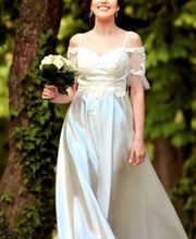 Lächelnde Braut mit Hochzeitsstrauß.