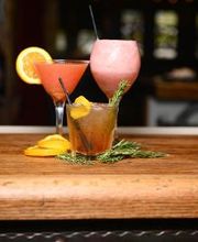 Full bar with speciality cocktails
