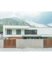 Verbringen Sie ein Like, wenn Sie auch in dieses Traumhaus in den Bergen verliebt sind. Die modernen Linien und Kanten sind einfach perfekt.
#internorm #fenster #haustüren #türen