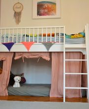 Durch subtile Akzente und kreative Details hauchten wir dem Zimmer Leben ein, sodass es nun strahlt wie ein wahr gewordener Mädchentraum.