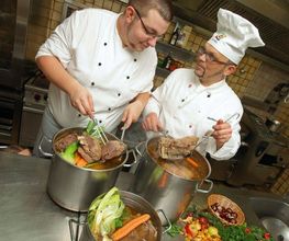 Zur Kirmes in Meckel kochen Thomas Herrig und sein Küchenteam traditionelle EIFEL Gerichte, wie beispielsweise Rindfleisch aus der Region mit Remouladensauce.