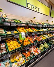 Obst und Gemüse
So frisch, so gut: Unsere Obst- und Gemüseabteilung ist ein Fest für alle Sinne. Immer der Nase nach geht es zu den frischesten Kräutern und Früchten. Gesund, leicht, lecker und immer öfter in bester Bio-Qualität. Stillen Sie Ihren Beeren-Hunger mit den süßen Früchtchen von Stüvens aus Hanstedt. Auch der Früchtemann aus Buxtehude liefert köstliche Naturschätze aus nachhaltigem Obstanbau. Eine Extraklasse unter den Bio-Produkten sind unsere Demeter-Produkte. Wussten Sie, dass die Demeter-Landwirte noch weitaus höhere Bio-Standards erfüllen als die Richtlinien des EU-Bio-Siegels?