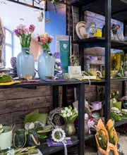 Blumen
„Ich liebe dich.“ Oder „Danke schön“ – sagen Sie es durch die Blume.
Blumen sind eines der schönsten Komplimente, manchmal auch an uns selbst. Bringen Sie Farbe ins Leben: Ob als bunte Überraschung oder zum Geburtstag, wir haben den passenden Strauß oder eine Topfblume für Sie.