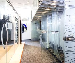 In unserer Ausstellung präsentieren wir Ihnen die besten Produkte im Bereich Glasduschen, Glasschiebetüren, Glastüren und mehr.