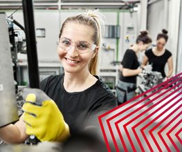 actuell Personal Mitarbeiterin mit Schutzbrille an Maschine – Zeitarbeit in Produktion und Industrie.