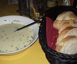 Kartoffelsuppe mit Baguette