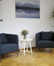 Beratungsbüro mit Sessel und einem Tisch.