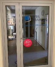 Eine Tür mit der Aufschrift WBS TRAINING