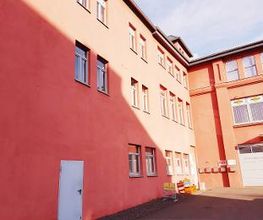 Innenhof eines rot gestrichenen Gebäudes.
