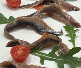 Alici marinate con pomodorini e rucola