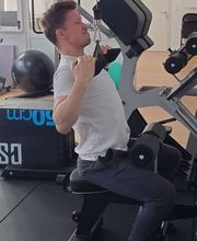 LIFE PERFORMANCE TRAINING | Personal Training Nürnberg - Detailaufnahme einer kontrollierten Zugübung im Sitzen mit Fokus auf Haltung und Bewegungsqualität. Geeignet für Suchbegriffe wie Techniktraining Fitness, Übungsausführung verbessern und gesundheitsorientiertes Training in Nürnberg.