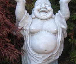 Happy Buddha Figur als massive Gartenfigur für eine asiatische Gartendekoration