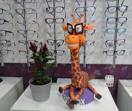 maddox-fachada-jirafa-gafas-05.jpg