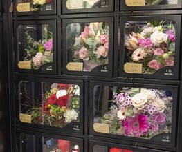 Bestückter Blumen-Risse Blumenautomat in Herten mit frischen handgebundenen Blumensträußen in verschiedenen Preiskategorien.