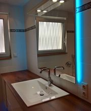 .Waschtischplatte in Eiche Altholz mit einem Spiegel mit LED Lichttechnik..