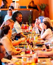 We are Mauritius, gutes Essen schmeckt noch besser, wenn man es teilt! Lachen, anstoßen, genießen – genau so geht ein perfekter Tag im Mauri. Ob mit der Crew, der Family oder deinem Lieblingsmenschen – hier dreht sich alles um gemeinsame Genussmomente.