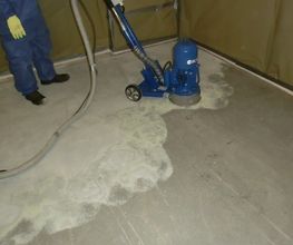 belastete Bodenbeschichtung abschleifen