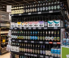 GETRÄNKEABTEILUNG
Unsere Getränkeabteilung bietet Ihnen eine breite Auswahl an Bier, Wein, Spirituosen, Säften, Wasser und Softdrinks. Neben den klassischen Getränken finden Sie bei uns auch regionale Spezialitäten und gekühlte Getränke für den sofortigen Genuss.
Gönnen Sie sich ein frisch gekühltes Getränk an einem heißen Sommertag oder entdecken Sie einen neuen regionalen Wein für Ihren nächsten Abend mit Freunden. Unsere große Auswahl an Kastenware und die Vielfalt an lokalen und internationalen Getränken sorgen dafür, dass Sie immer genau das finden, was Sie suchen.
